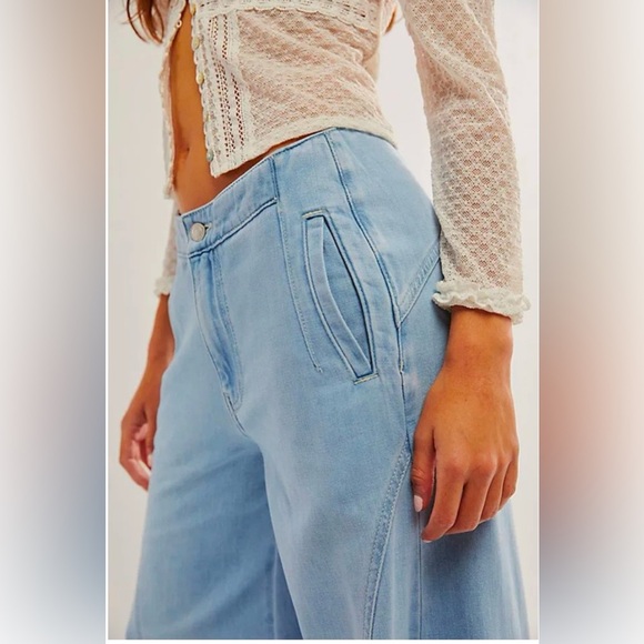 NWT Free People Chase The Sun Flare Jeans - Picture 3 of 4